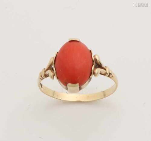 Yellow gold ring, 585/000, with red coral. Gold ring with ascending side pieces set with an oval