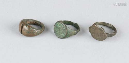 Three original bronze rings. Ancient antiquity Roman etc. Size: about 2 cm ø. In good condition.