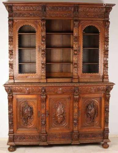 Capitals French oak hunting-bookcase. Circa 1880. Neo Renaissance with a lot of carving. Six-