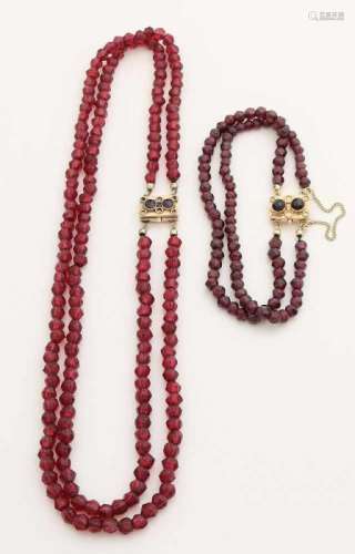 Necklace and bracelet with garnets and yellow gold clasp, 585/000. Necklace and bracelet with 2 rows