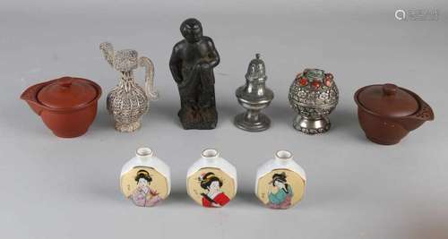 Lot miscellaneous old / antique. Among others: Cast iron figure, 18th - 19th century. Yixing,