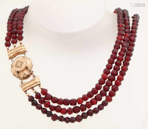 Necklace of garnets with a yellow gold clasp, 585/000. Necklace of 3 rows of faceted garnets, ø 6