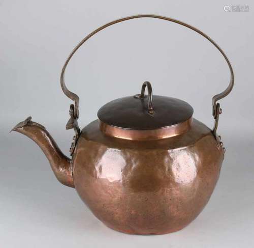 Beautiful large 19th century Dutch red copper apple kettle. Size: 31 x 27 cm ø. In good condition.