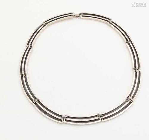 Silver choker, 925/000, with links in the shape of a half moon with 2 trenches colored black.