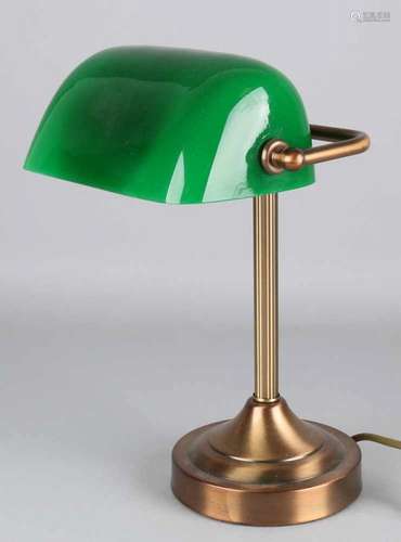 Brass with green-glass desk lamp. 21st century. Size: 32 x 20 x 23 cm. In good condition. Messing