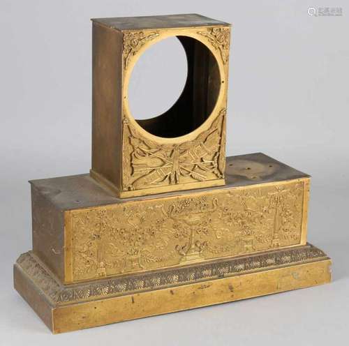 Fire gilt bronze Empire clock box. Circa 1820. Size: 26 cm. In good condition. Feuervergoldete