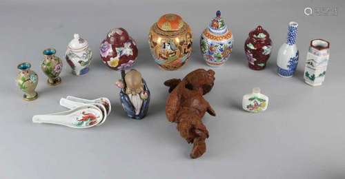 Lot miscellaneous old / antique. Consisting of: Porcelain, ceramics, cloisonne. Among others: