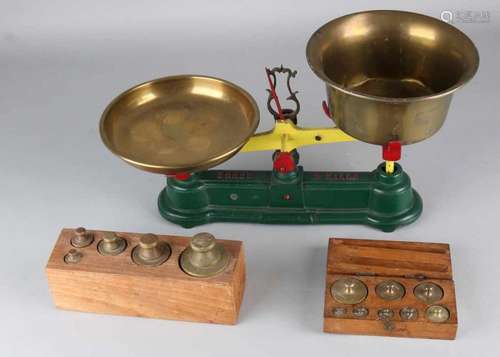 Antique English scale with two brass weights sets. Circa 1900. Size: 14 - 41 cm. In good