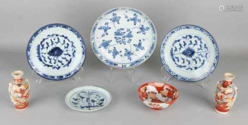 Seven times old / antique Japanese + Chinese porcelain. Among others: Two Satsuma vases, Kutani