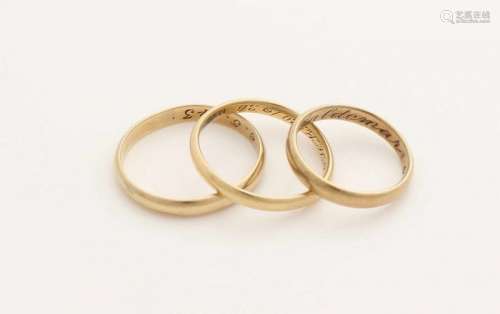 Three gold wedding rings, 585/000 and 750/000, smooth and convex models. total about 7.8 grams. On