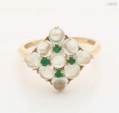 Yellow gold ring, 585/000, with moonstone and emerald. Ring with large diamond-shaped head set
