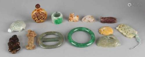 Lot diverse China, jade etc. Consisting of: Bracelet, amulets, figures, buckle, snuff bottles etc.
