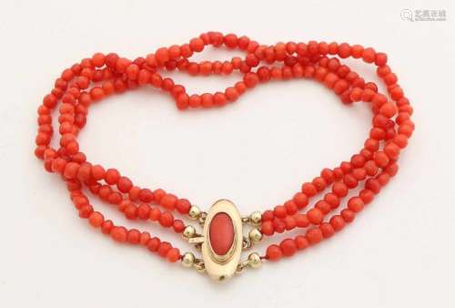 Bracelet of red corals with a yellow gold clasp, 585/000, Bracelet with 3 rows of small round red