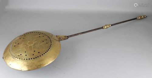 Antique brass bedpan. Circa 1800. Size: 114 cm. In good condition. Antik Messing Bettpfanne. Um 1800