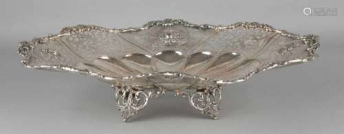 Large oval silver-lobed shell, 800/000, on 4 finished molded legs. The partially lace-cut edge