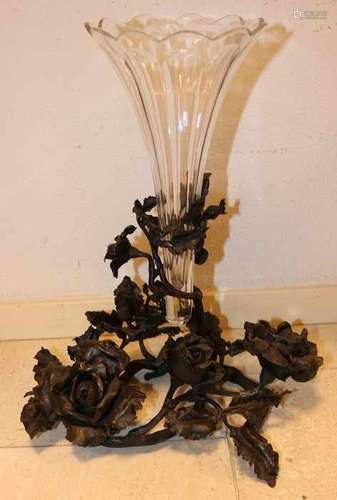 Antique German iron table piece with roses and crystal vase. Circa 1900. Size: 43 x 35 x 23 cm. In