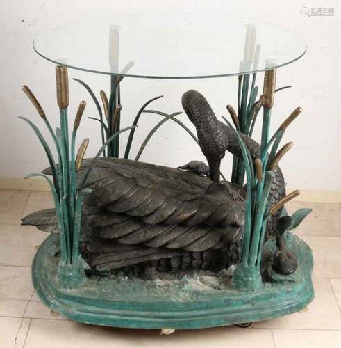 Large bronze swan table with glass plate as leaf. Late 20th century. Size: 80 x 86 x 100 cm. In good