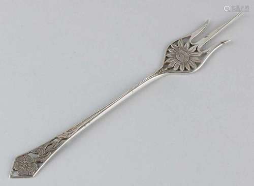 Silver 835/000 cakevork with beautiful ajour sawn and engraved flowers. MT .: Fa. Moerkerk & Co.