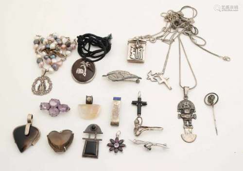 Lot jewelry with various silver necklaces, pendants and brooches. Lot Schmuck mit verschiedenen
