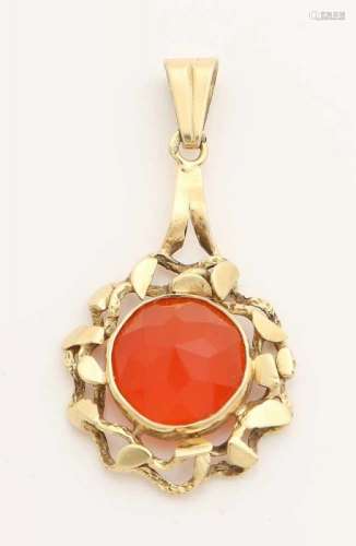 Yellow gold pendant, 585/000, with carnelian. Round openwork pendant with a round faceted