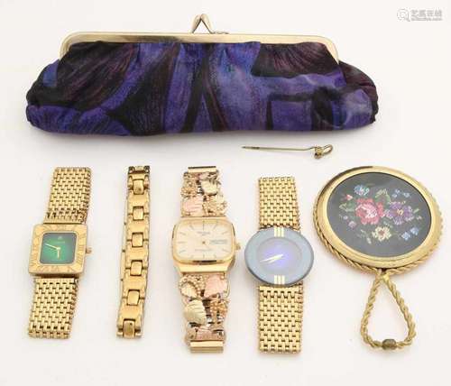 Lot with double, consisting of 3 watches, brand Jowissa and Black Hills gold, a link bracelet, a pin