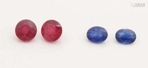 Lot with 2 pairs of stones, a pair of oval faceted blue sapphires, total about 2.81 ct, one is a