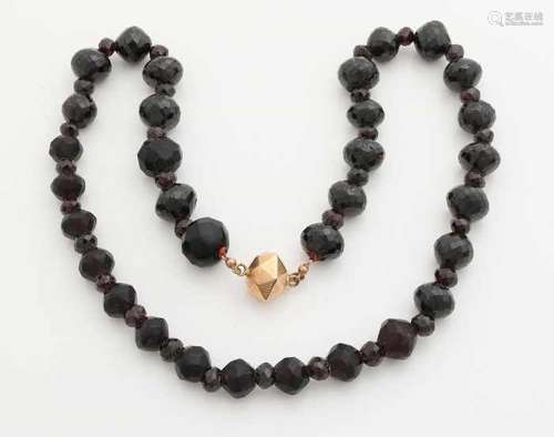 Necklace of garnets with yellow gold clasp, 585/000. Necklace with faceted garnets, ranging in size,