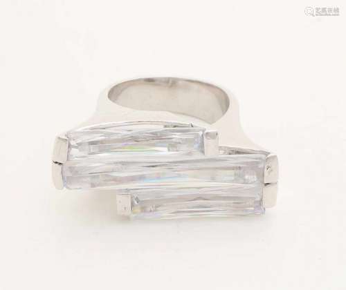 Silver ring, 925/000, with zirconia. wide ring with 3 elongated cut zirconia's. 41x14mm. ø 57. about