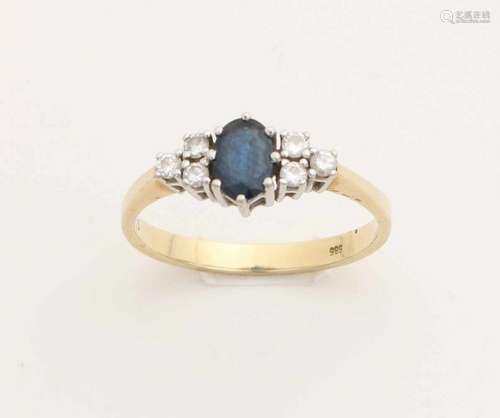 Yellow gold ring, 585/000, with diamond and sapphire. Ring with in the middle an oval facetted