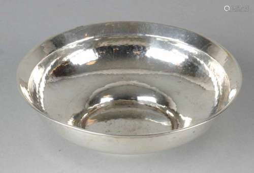 Silver plate, 835/000, with hammer blow and raised edge. ø14x4cm. about 98 grams. In good