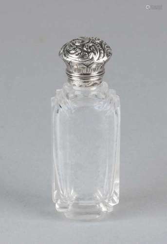 Cut crystal perfume bottle with silver frame and nice driven cap. Unclear brands. Size: 9 cm. In