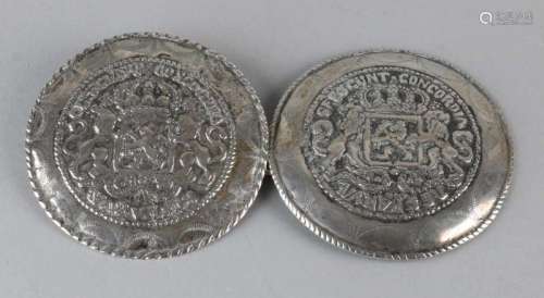 Set Zeeland silver trouser pieces, 833/000, large round model with Dutch coat of arms. ø80mm.