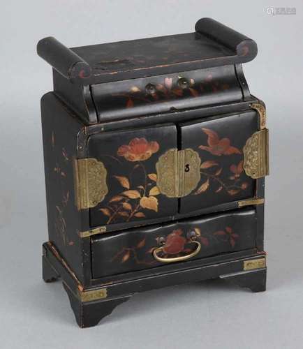 Old Chinese lacquer miniature cabinet. Circa 1940. Size: 20 x 15 x 9 cm. In good condition. Alter