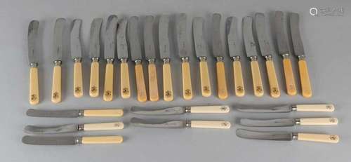 Lot of antique knives, diverse. Circa 1900. With ivory imitation handles. Size: 21 - 27 cm. In