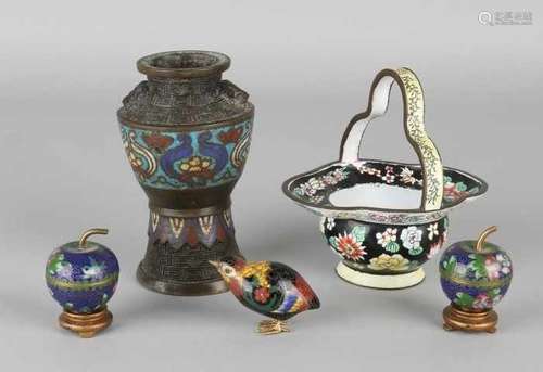 Five times Japanese cloisonne. 19th - 20th Century. Consisting of: Vase, 19th century. A handle