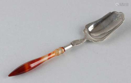 Silver 835/000 sugar scoop with wing box. Equipped with floral hand engraving and a stripe. Mr. G. v