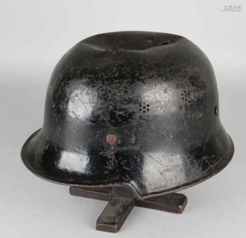 German WW II helmet with an impact on top. Includes leather inner helmet. Size: 15 x 26 x 22.5 cm.