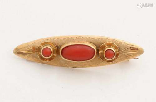 Yellow gold brooch, 585/000, with blood coral. Marquis-shaped brooch with engraving and decorated