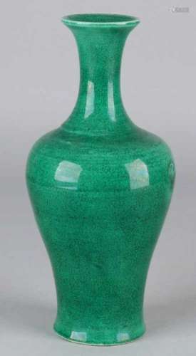 Old Chinese porcelain vase with green crackle glaze. Size: H 19 cm. In good condition. Alte