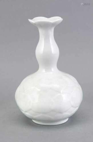 German Meissen white porcelain vase. Japanese design. Circa 1980. Size: H 19 cm. In good