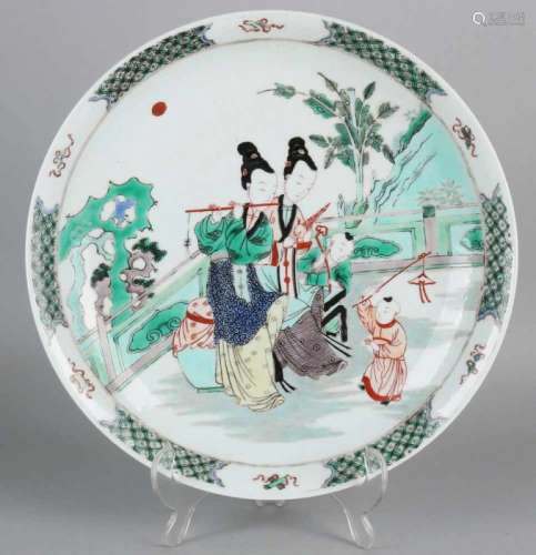 Large old Chinese porcelain Family Rose dish with figures decor and six characters. Size: 28.7 cm ø.