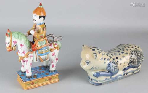 Two times Chinese porcelain. Second half of the 20th century. Consisting of: Neck support, cat.