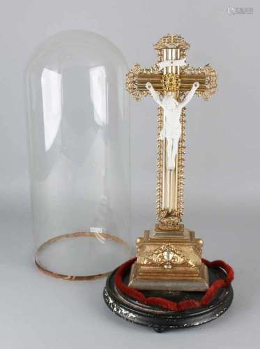 19th Century gilt wooden cross with porcelain corpus christi. Under glass dome. Size: H 45 cm. In