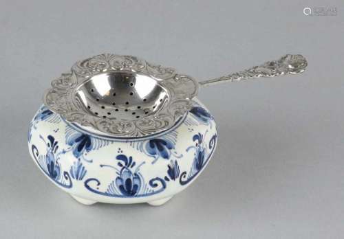Silver 835/000 tea strainer with driven edge. Equipped with C-voluten and old Dutch performances and