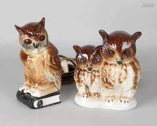 Two German porcelain (smoking) owls. Electric. Size: 16 - 19 cm. In good condition. Zwei deutsche (