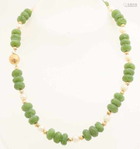 Necklace of pearls and cut jade beads, with 26 golden faceted beads and closure, 585/000. length