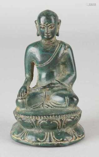 Old / antique Chinese bronze buddha on lotus flower. Size: H 11 cm. In good condition. Alter /