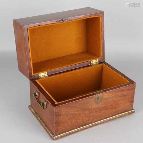 Beautiful polished early 19th century mahogany lidded crate with handles. Size: 21 x 28 x 17 cm.