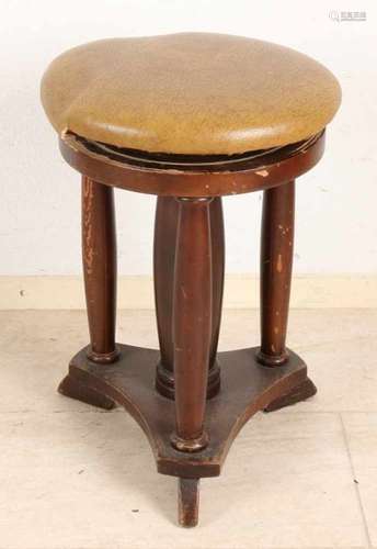 Antique piano stool with four columns. Adjustable. Circa 1920. Size: 54 x 37 cm ø. In good