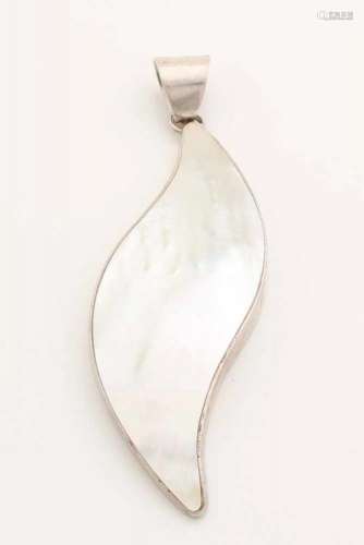Large silver pendant, 925/000, with mother-of-pearl. 10.5cm including eye. ca 33.7 grams. In good
